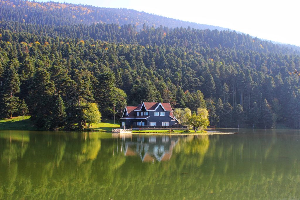 Bolu Gölcük Tabiat Parkı’nda göl kenarında kırmızı çatılı göl evi ve orman manzarası