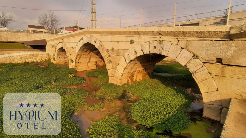 Konuralp’te Roma döneminden kalma taş köprü ve kemer detayları