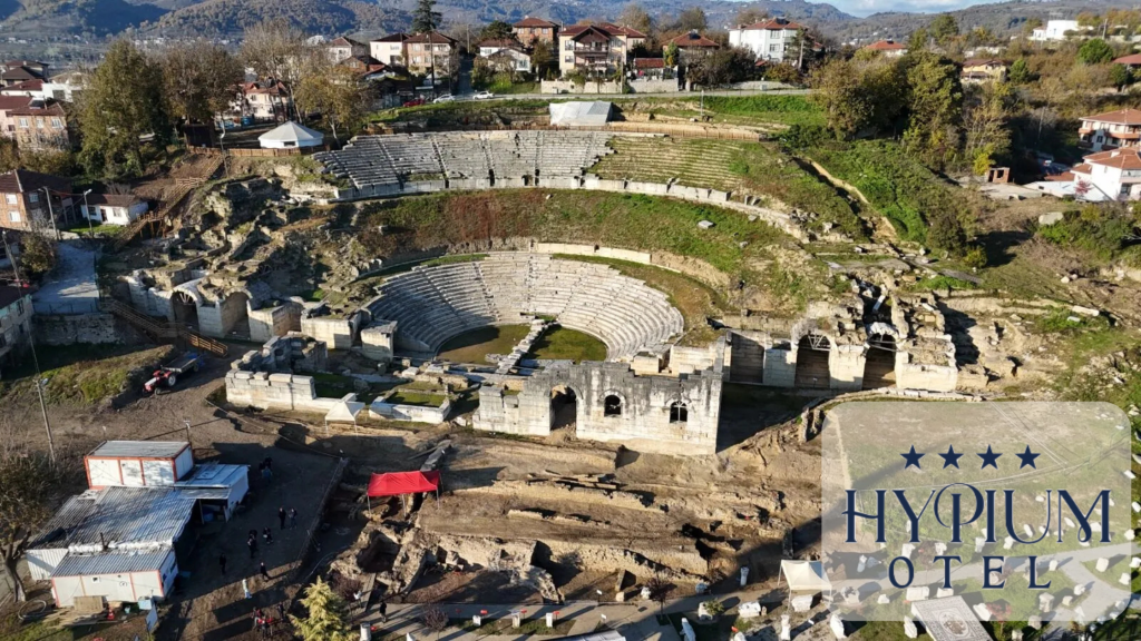 Konuralp Antik Tiyatrosu – gün batımında taş basamaklar ve tarihi mimari